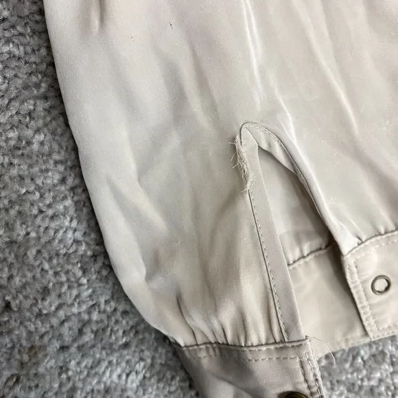 Chico's Grommet Top Blouse Women's Size 1 Tan Long Sleeve Polyester Snap Button - Picture 4 of 7